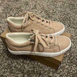 Women’s casual sneakers